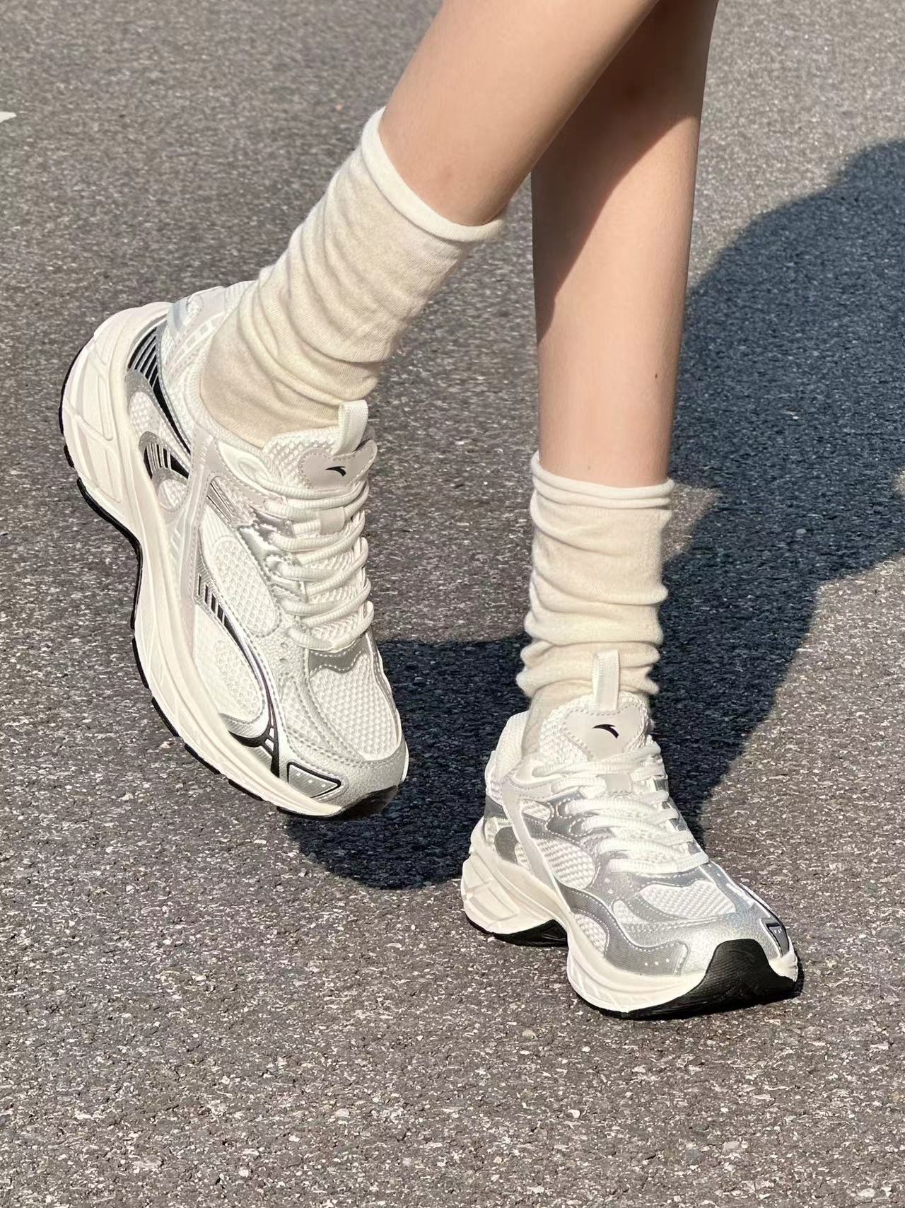 一眼心动的千禧风跑鞋🎧自带复古清冷感！