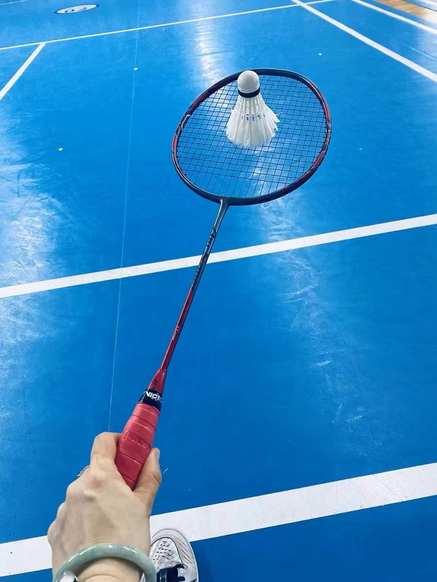 超火的尤尼克斯羽毛球拍，这颜值也太绝啦👍
