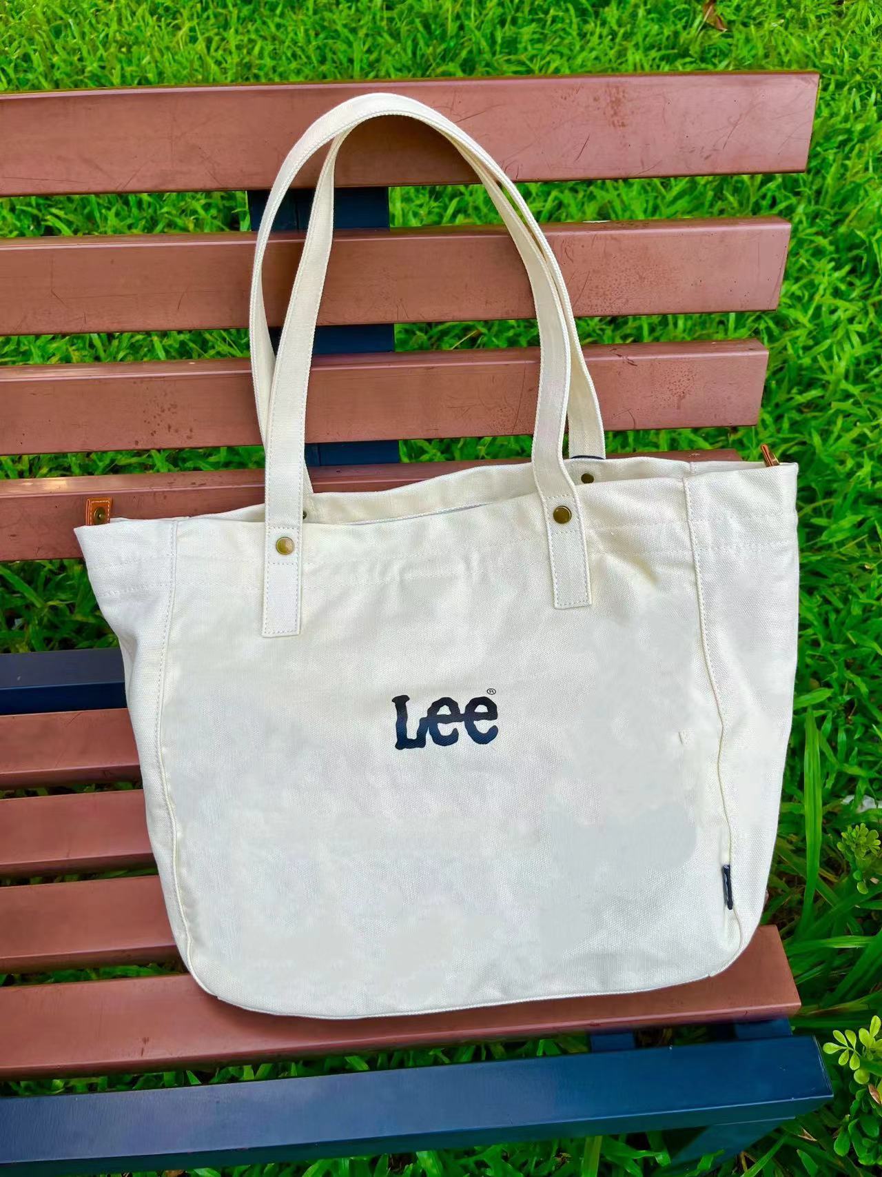 毕业后的第一个lee打工包，松弛的忍不住一直背💞