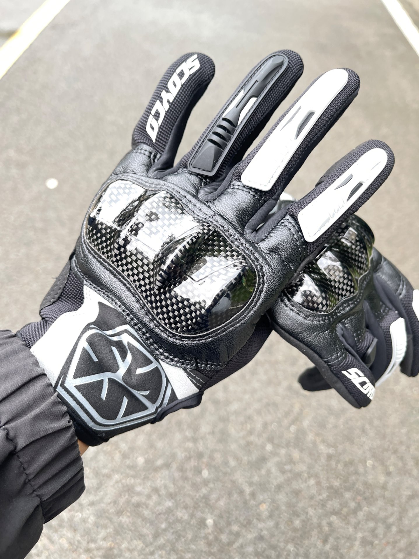 秋季是最适合骑行的季节，准备一双骑行手套