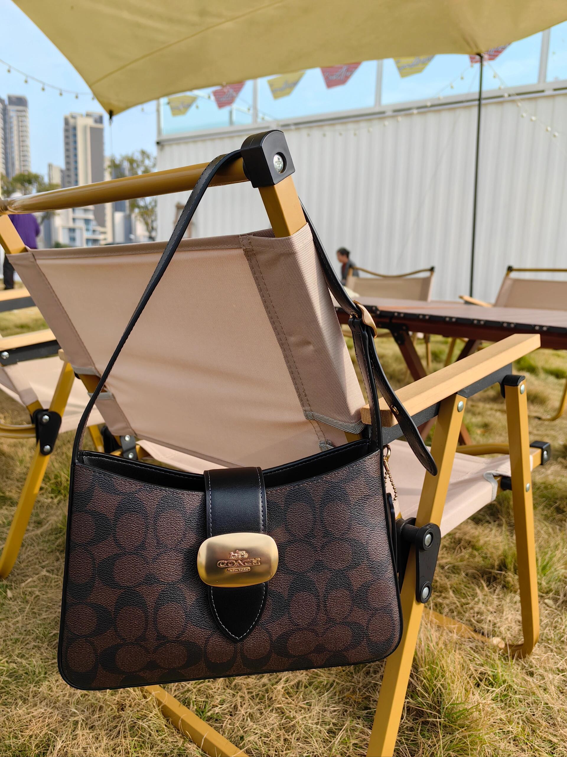 COACH |新品Eliza腋下包 经典老花黑金配色