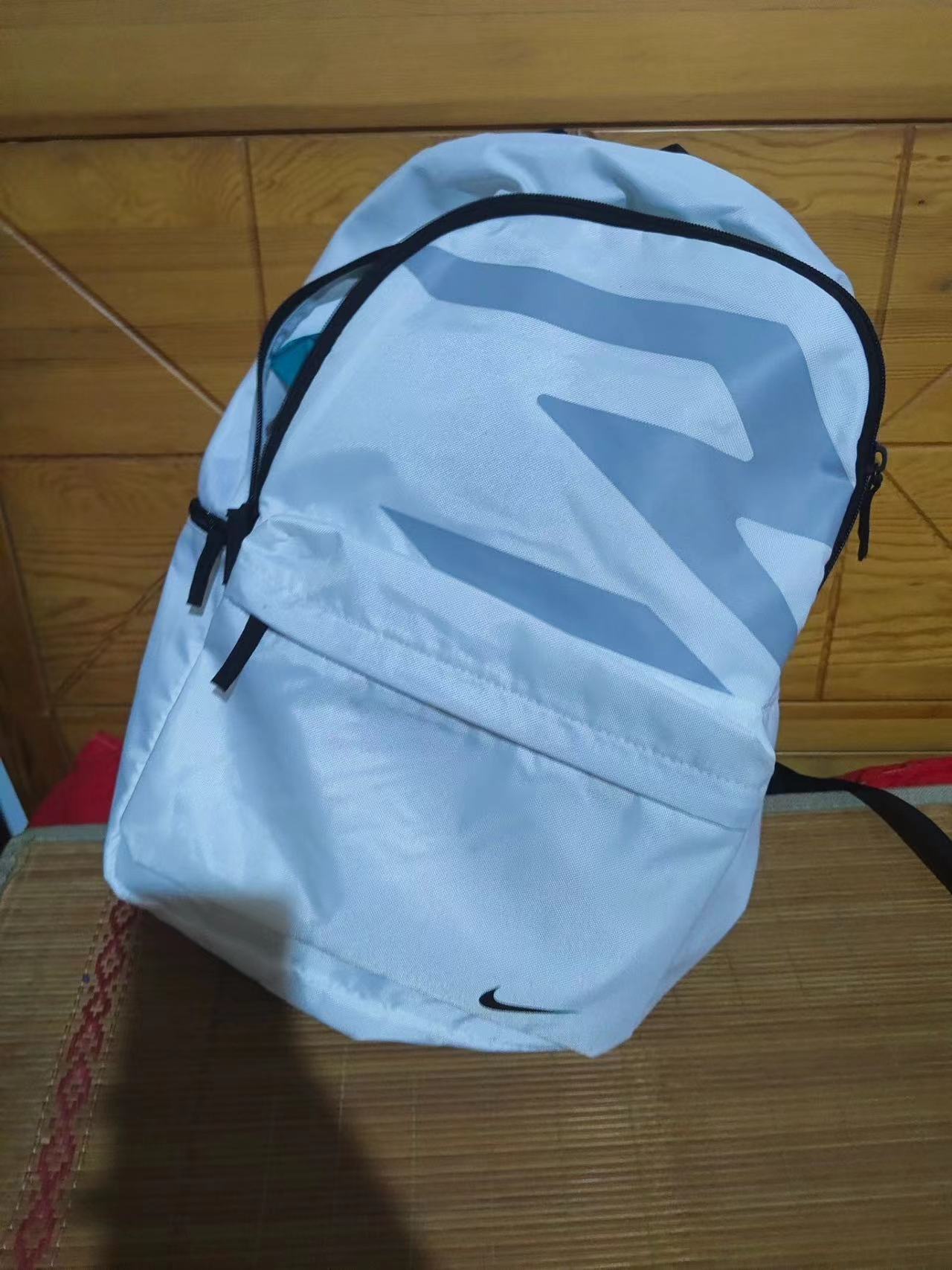 本女大学生表示🎒对这个双肩包很🈵意❗️