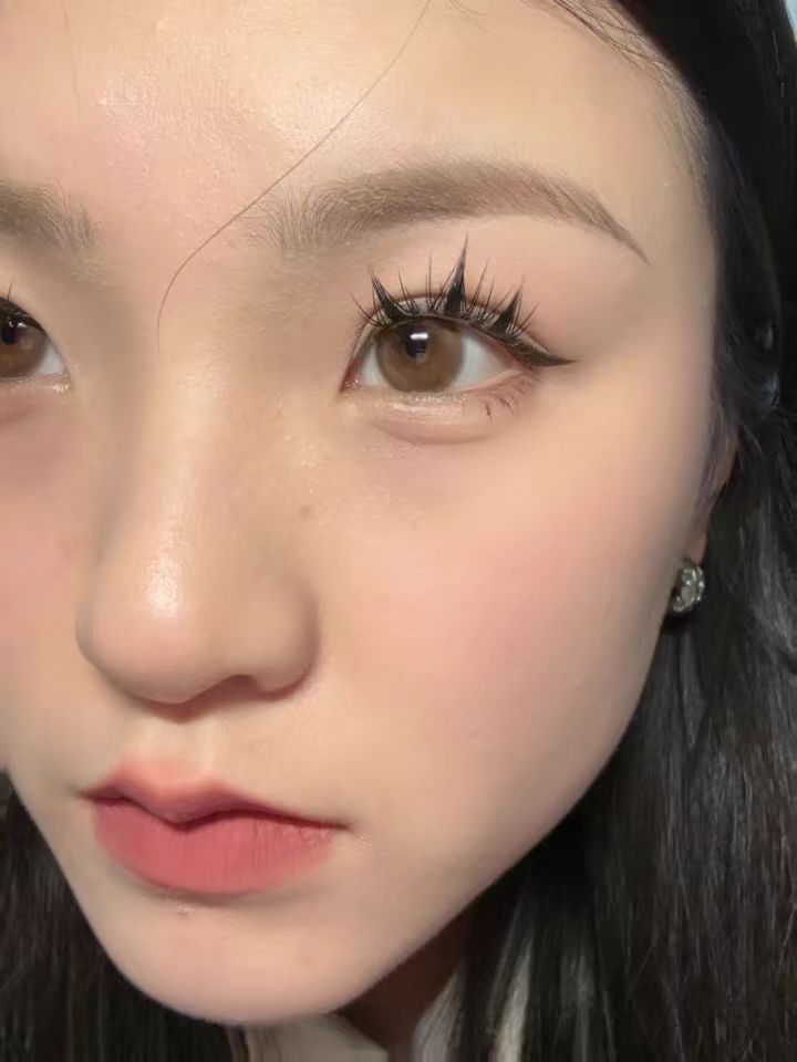 轻薄透气又水润，虽不扩瞳但亮眼的美瞳