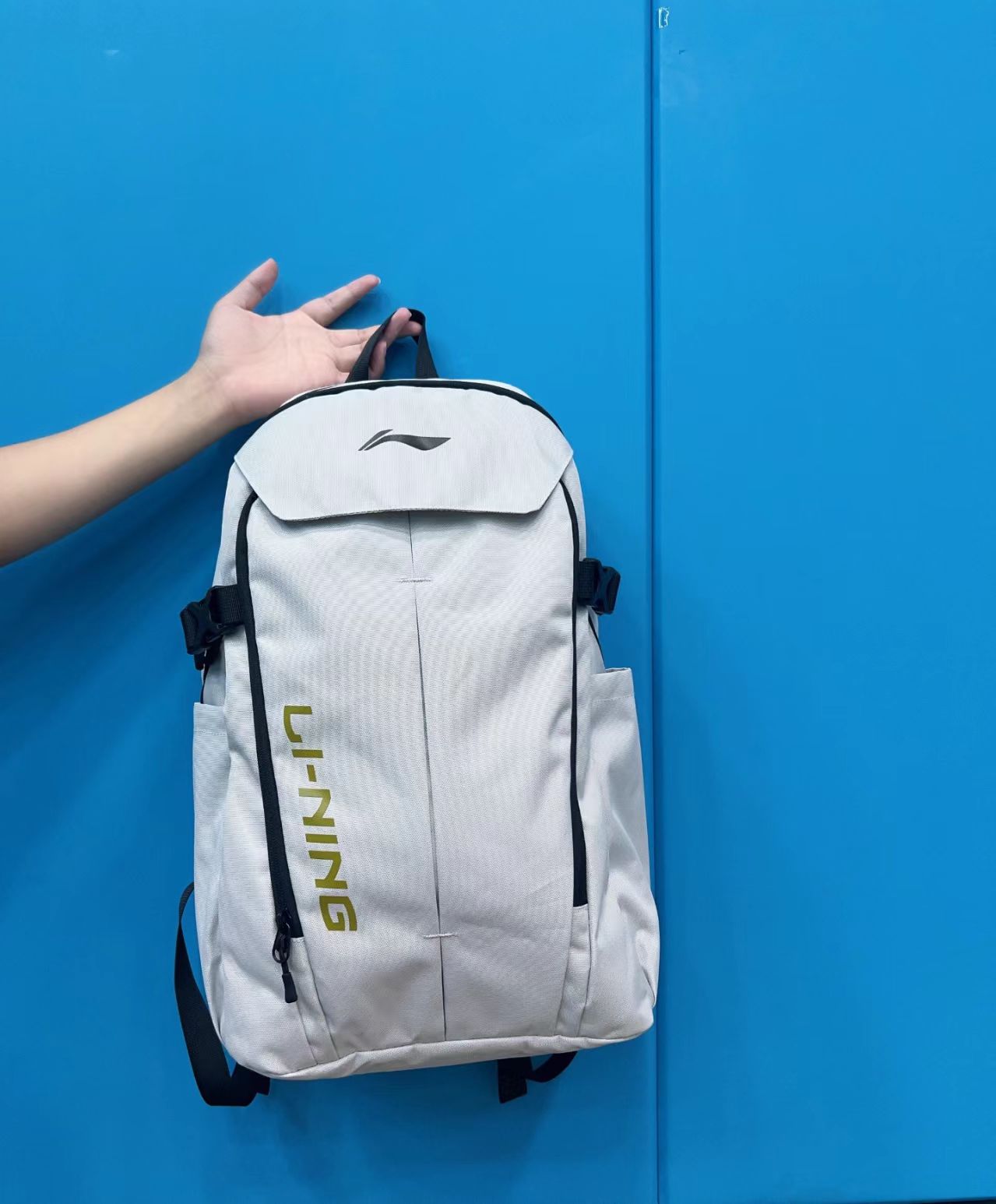 大容量运动风聚酯纤维简洁双肩包