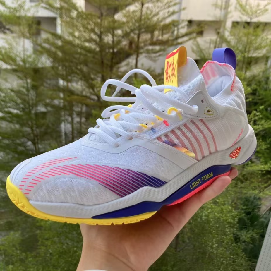 舒适度很高的经典羽毛球鞋