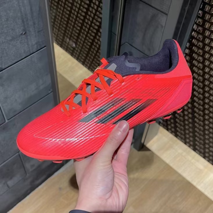 实战性能很高的耐磨足球鞋
