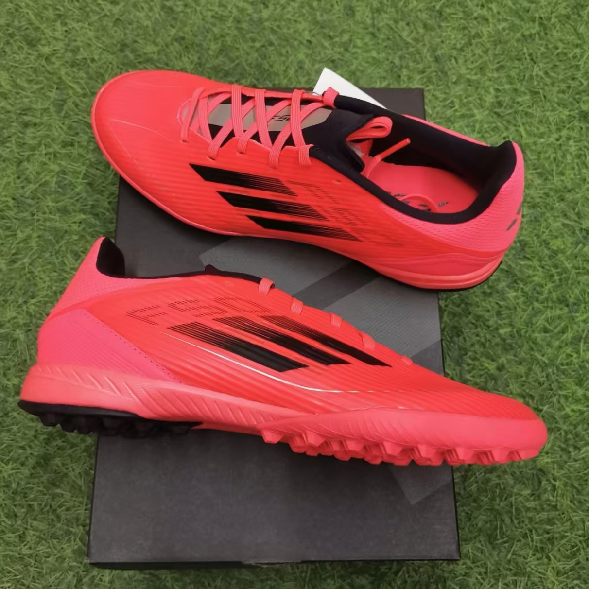 配色绝绝子的耐磨足球鞋