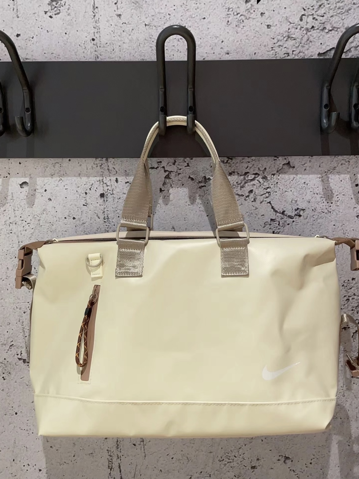 帅气的穿搭肯定要配一个帅气的包啦～