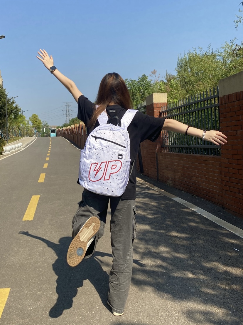 我说要不要这么抢眼呢🎒