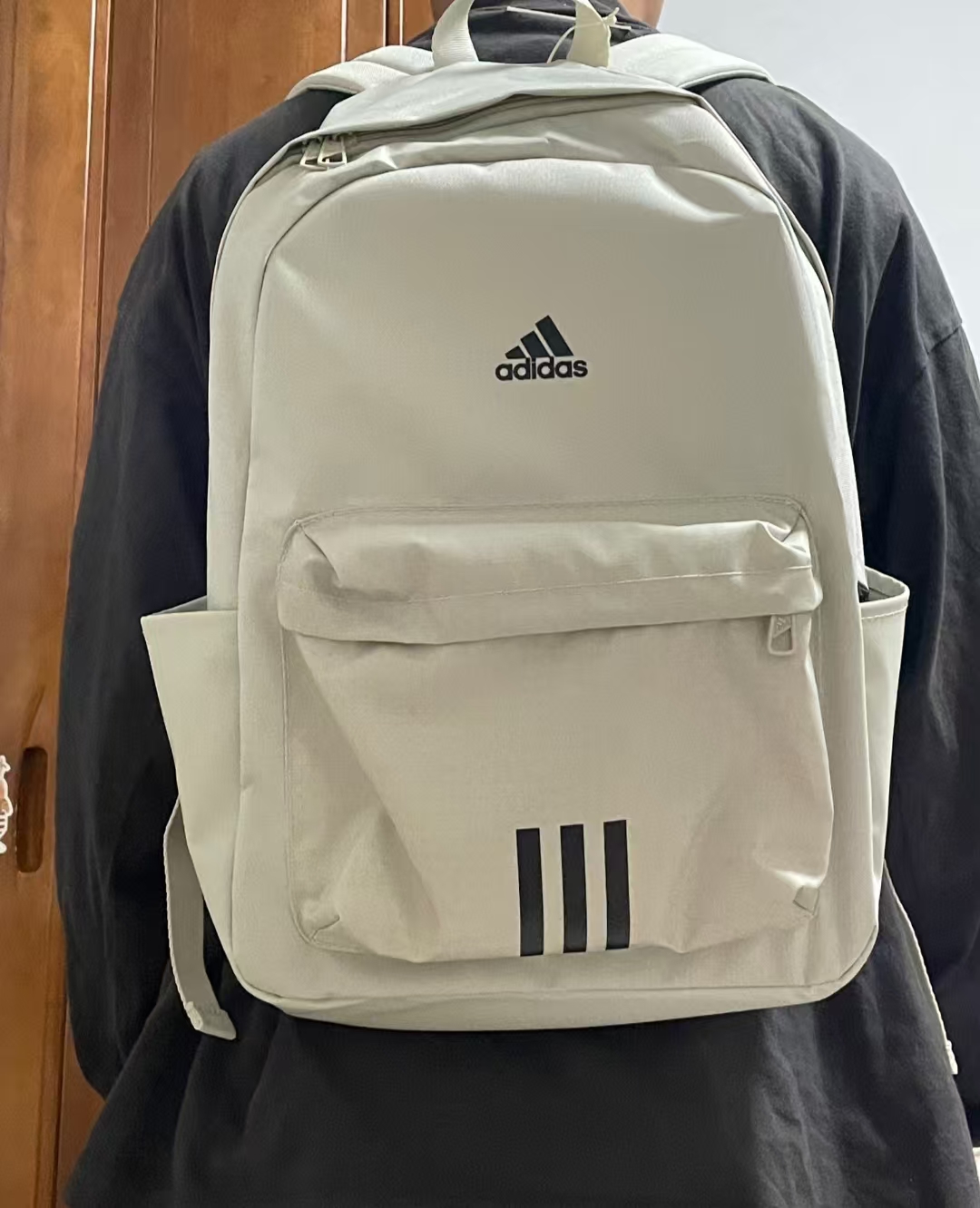 大容量简洁舒适运动风双肩包