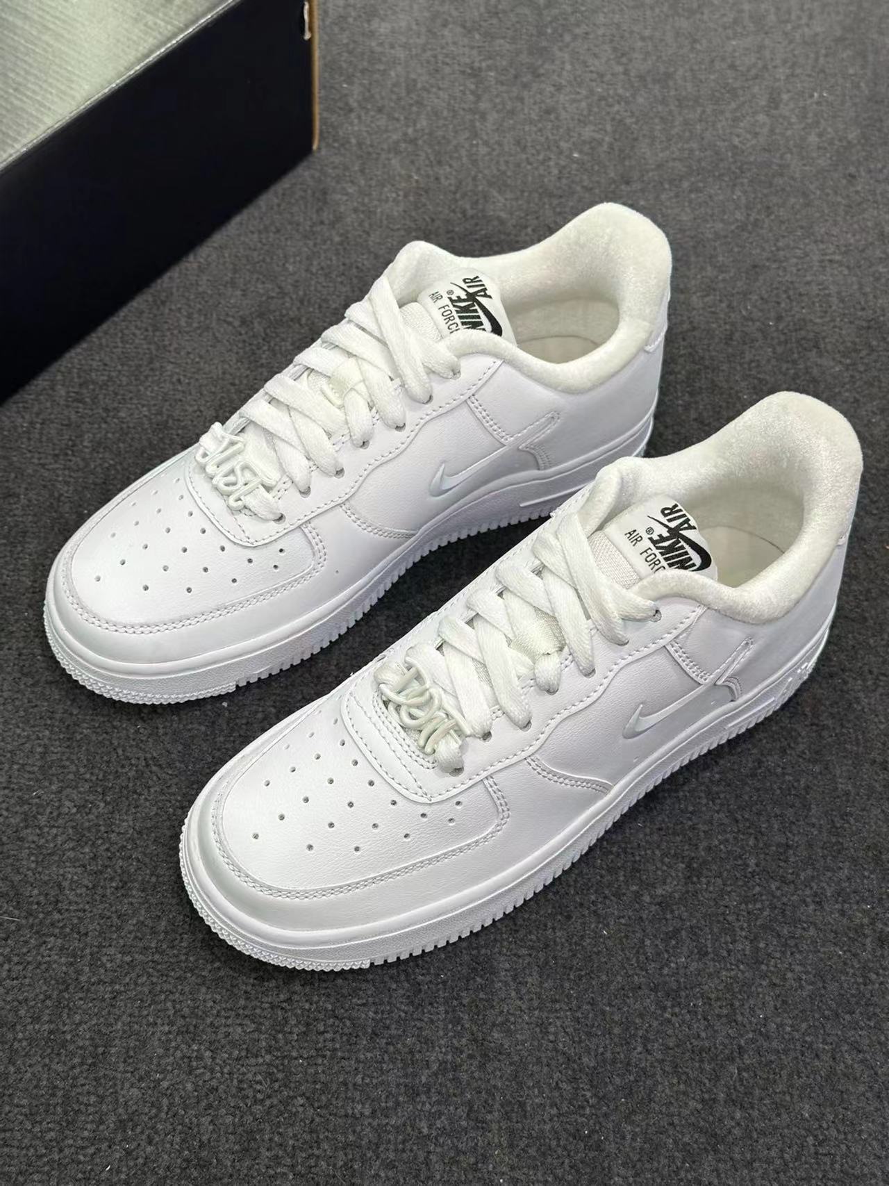 秋冬专属纯白空军 | 是你心心念念的小白鞋么❓