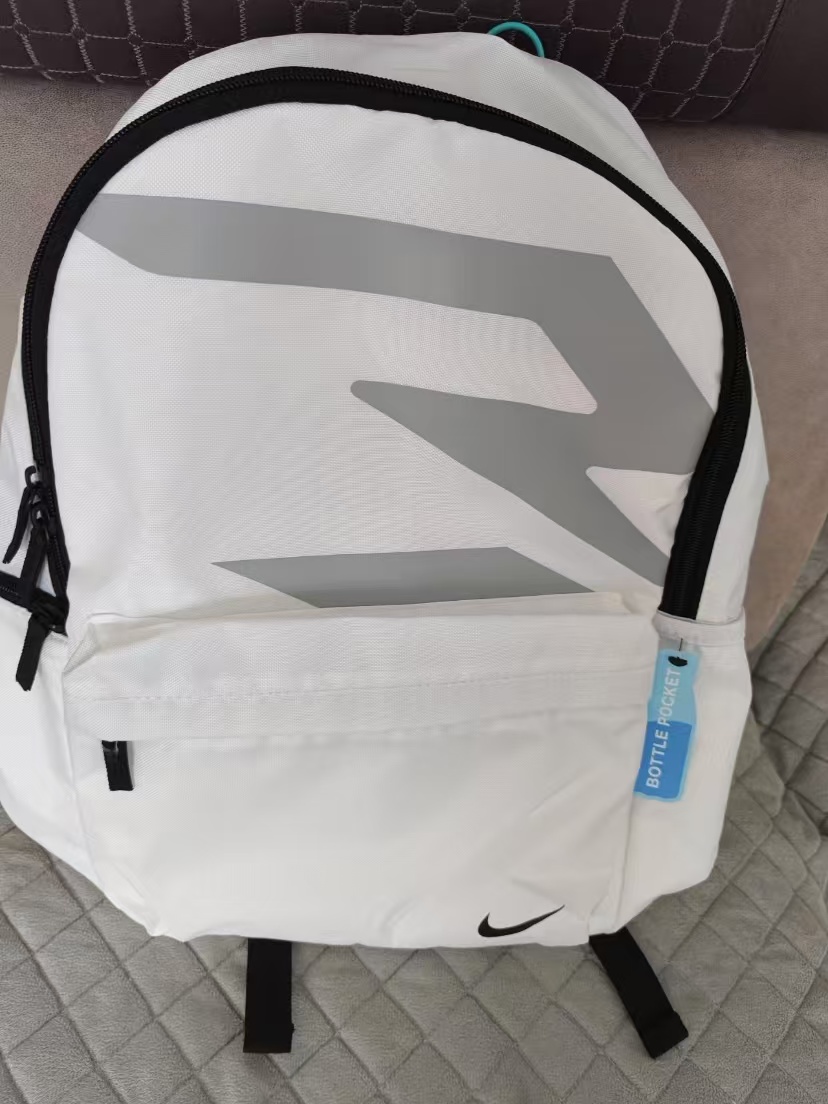 🎒超赞书包 ～ 好看又实用，但肩带调节有点小问题😕