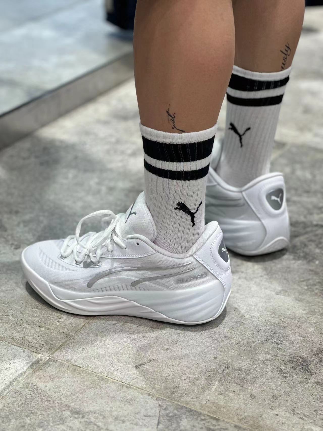 🔥白色篮球鞋，球场上的时尚风暴！👟