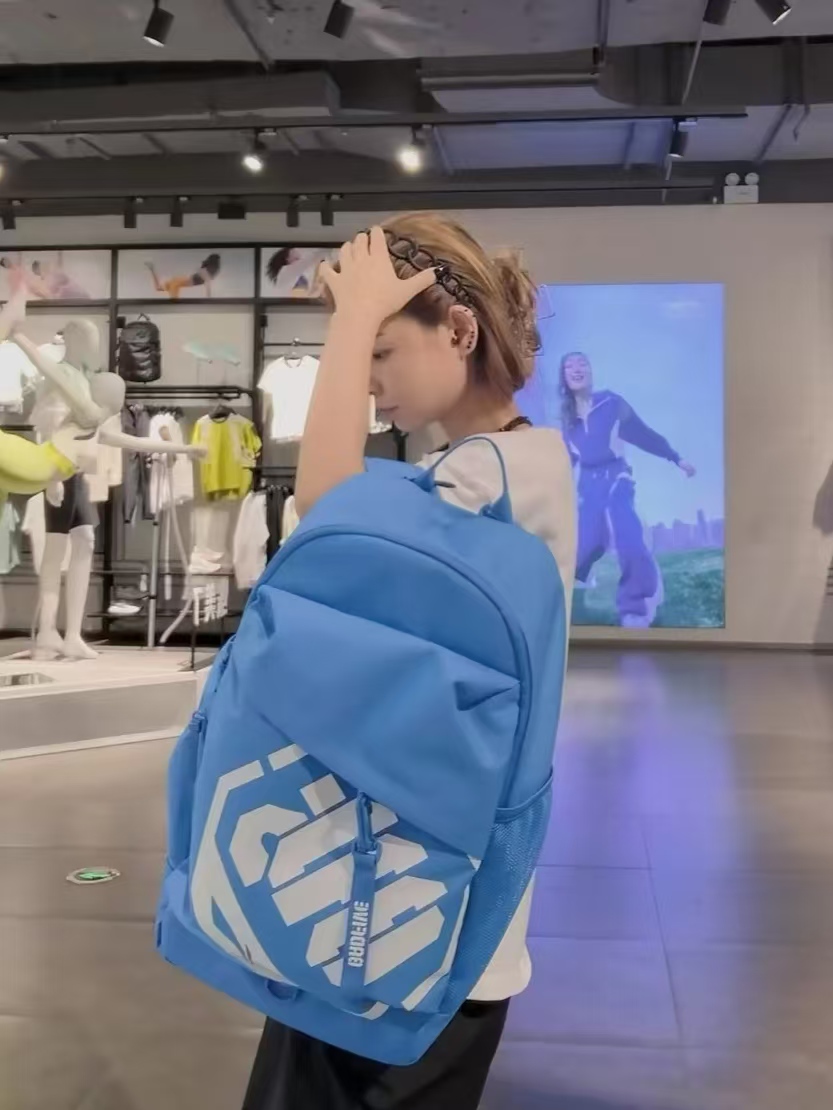 🏀 防泼水大容量，多仓位设计 💦
