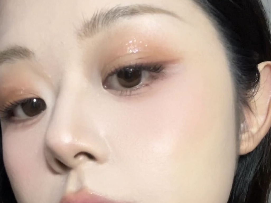 来！给你们看看公主用的眼影盘长啥样！