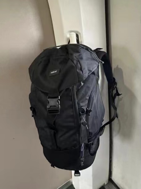 迪卡侬登山包，大容量设计，露营徒步必备！