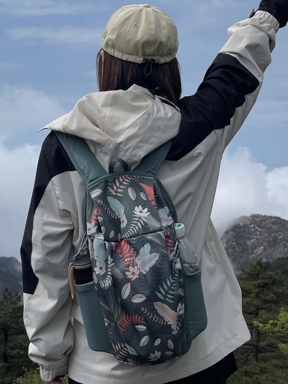 背着充满活力的背包登山咯