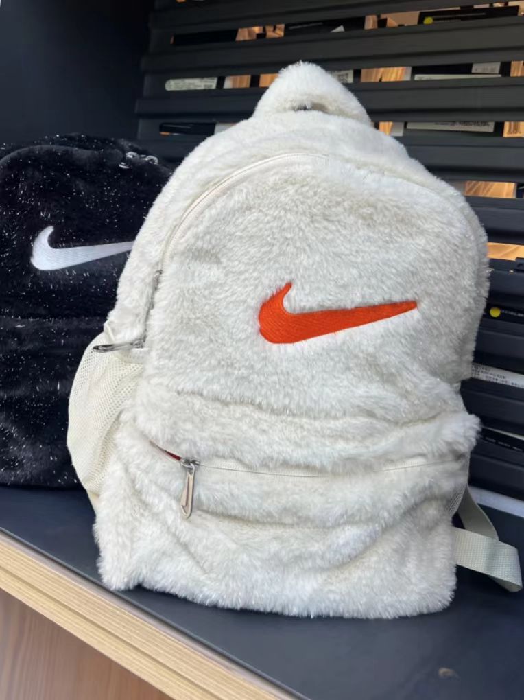 🔥炸街新宠！Nike涤纶双肩包，Logo拉链开合，炫酷不止一点点！