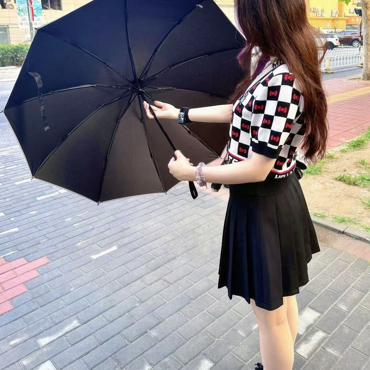 带灯的雨伞，还是头一次见🌂
