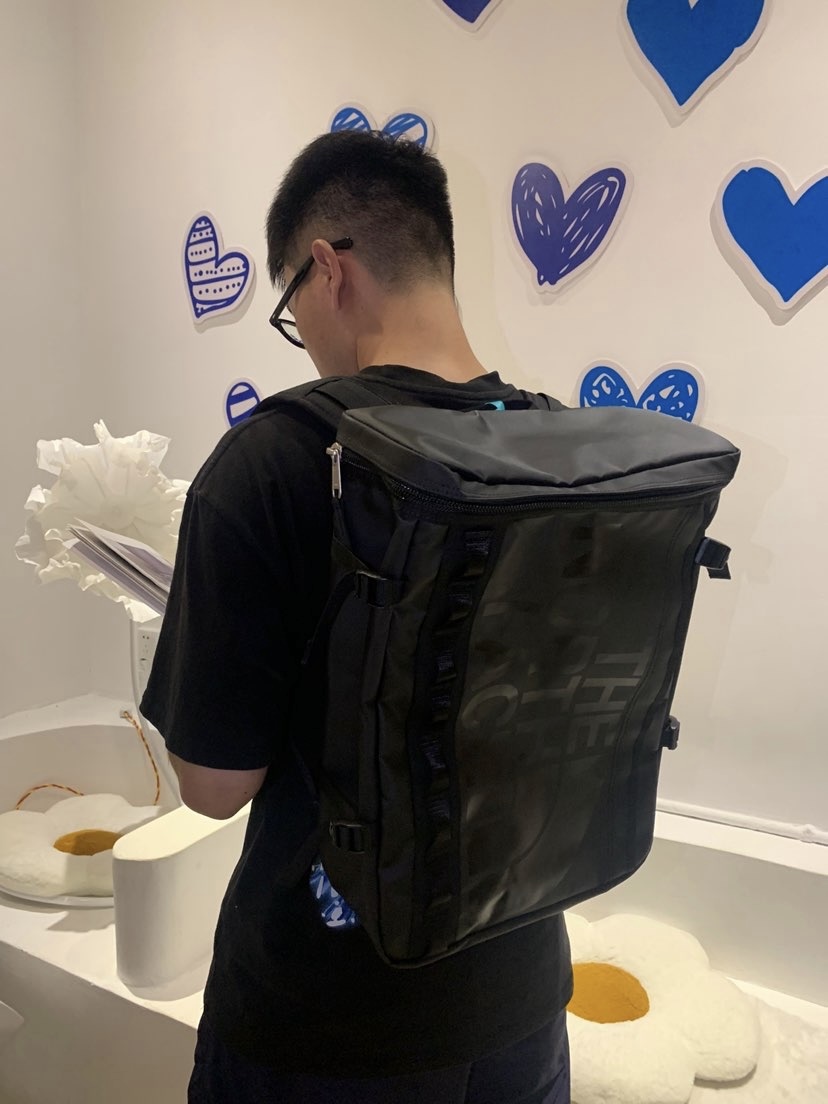 北面家很帅的双肩包，方方正正的实在太酷啦😎