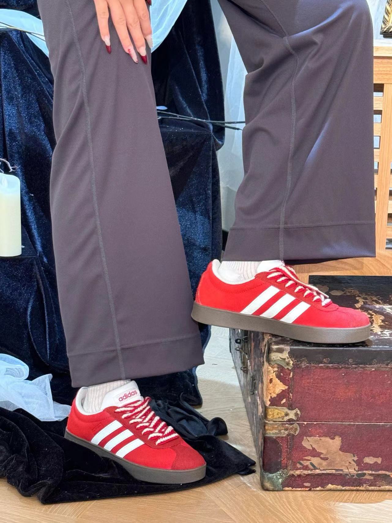 👇秋季出游穿搭｜红白休闲鞋的亮眼搭配👟