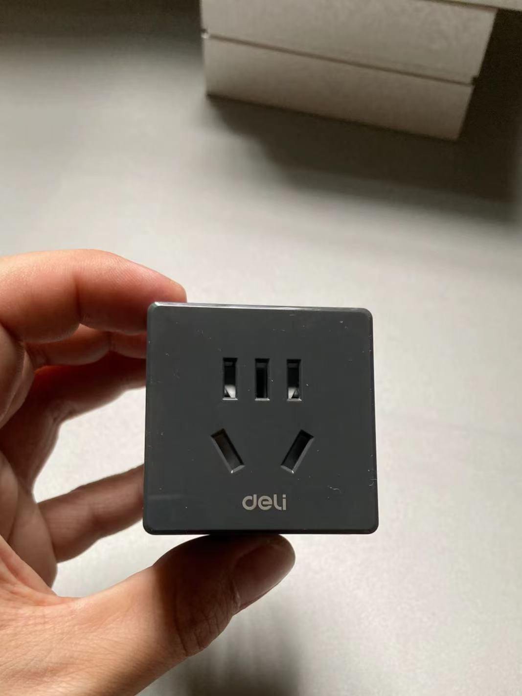 插座小巧便捷，简直就是出差人的福音