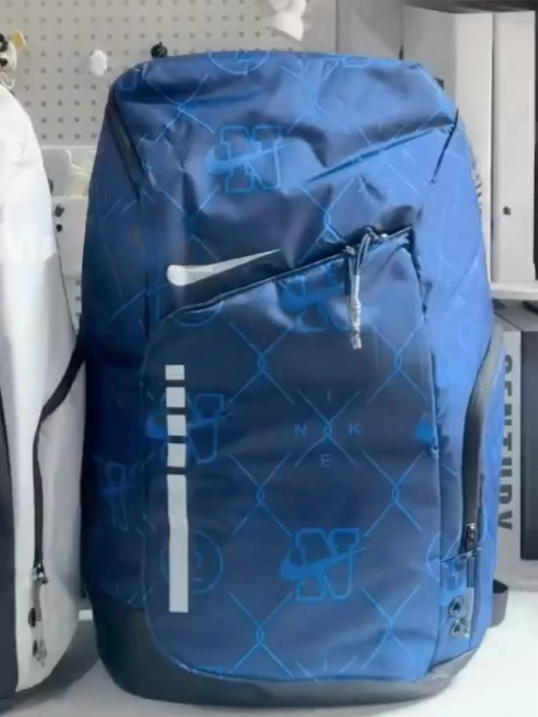 新买的大容量背包，不止亿点点酷！