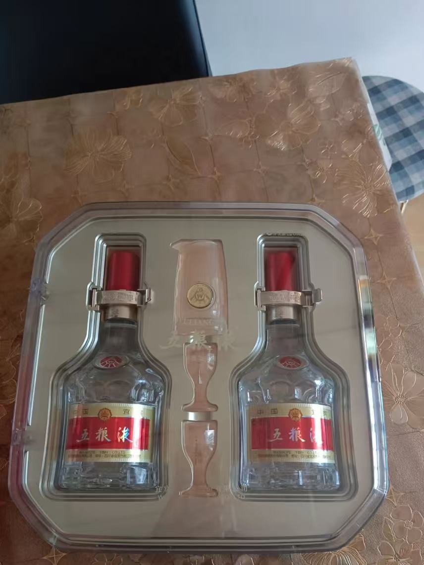 五粮液以其独特的口感和深厚的文化底蕴深受消费者喜欢！