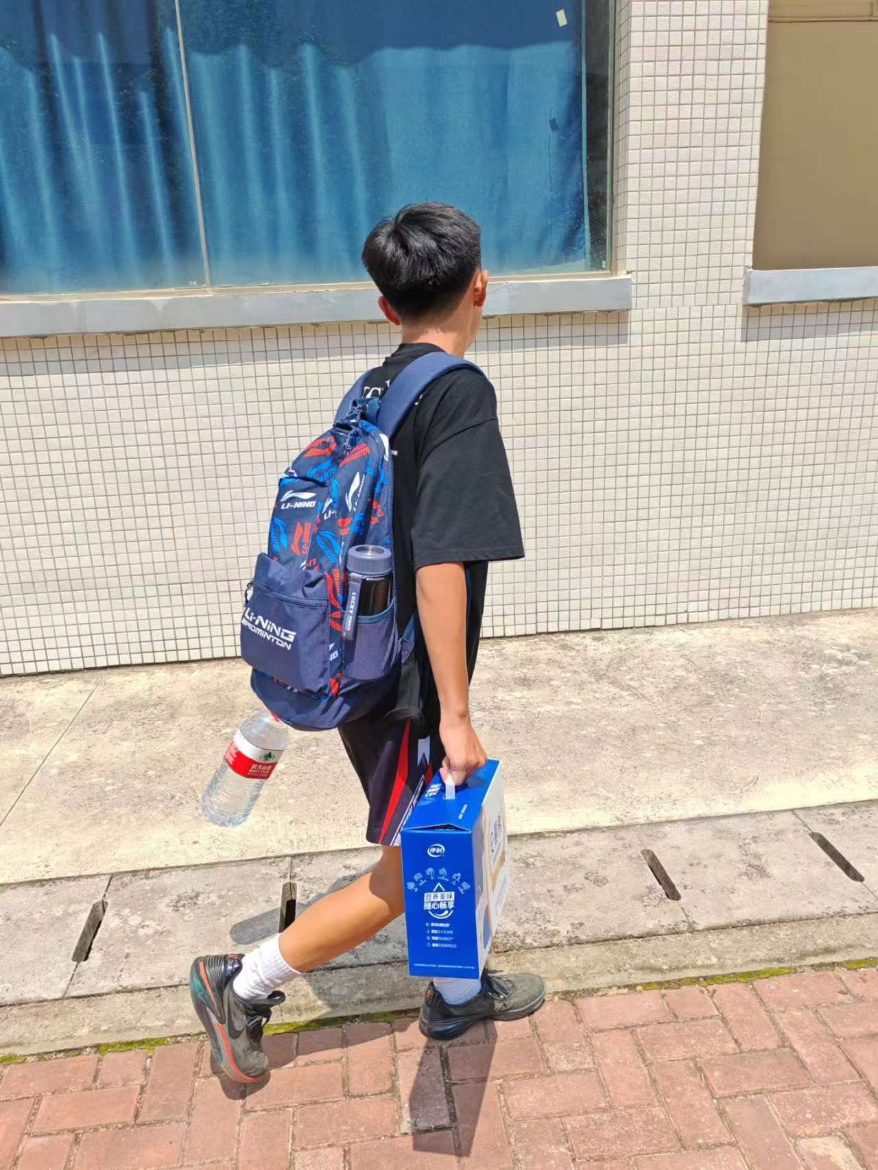 大容量防水双肩包