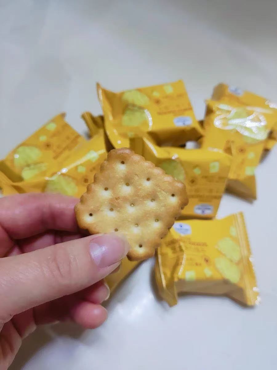 吃一次就会回购的一款芝士味浓郁的夹心饼干