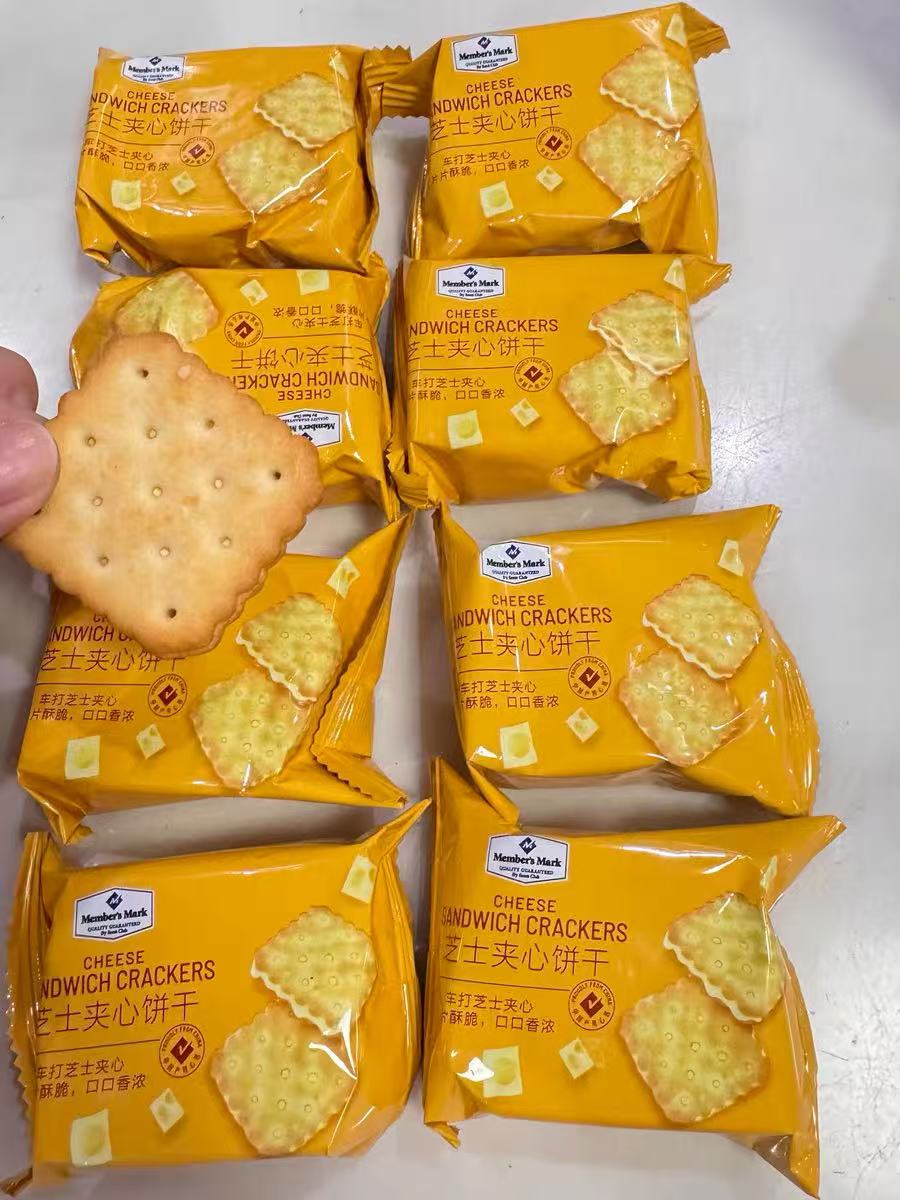 山姆芝士夹心饼干口感很不错，一吃上瘾停不下来！