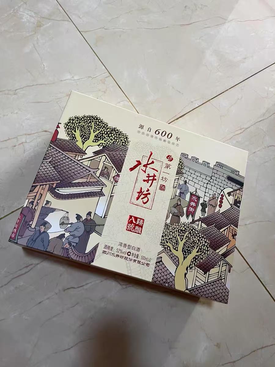 白酒色泽透明，香气扑鼻无论是独酌还是与友人共享，都能带来愉悦的饮酒体验！