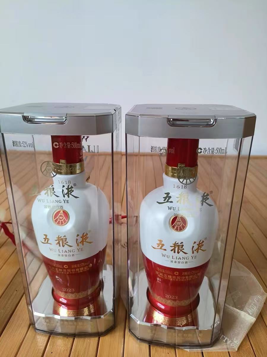五粮液1618口感醇厚且香气持久，包装设计精美极具收藏价值。