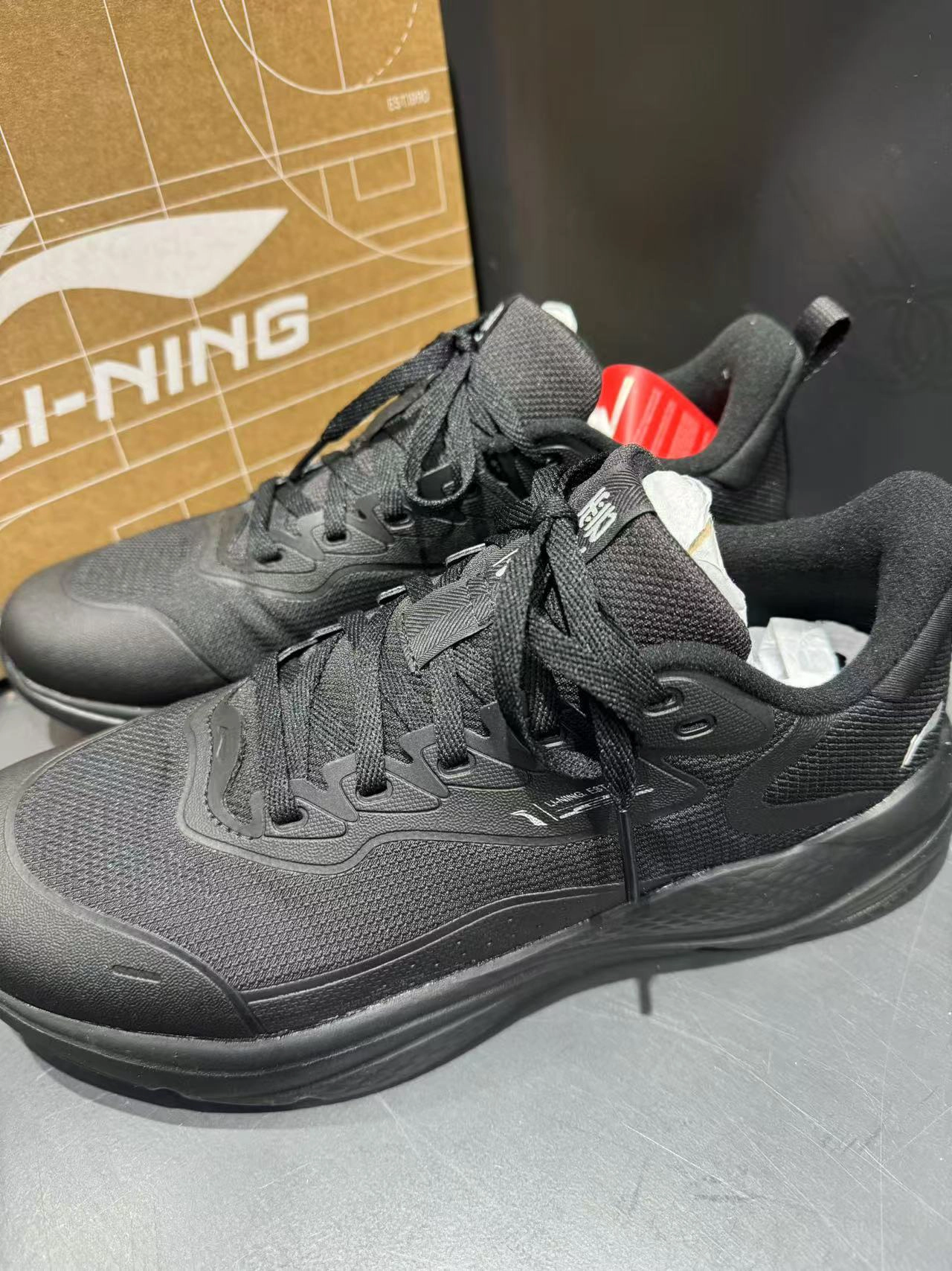 这鞋很黑很普通但是真的太舒服了…