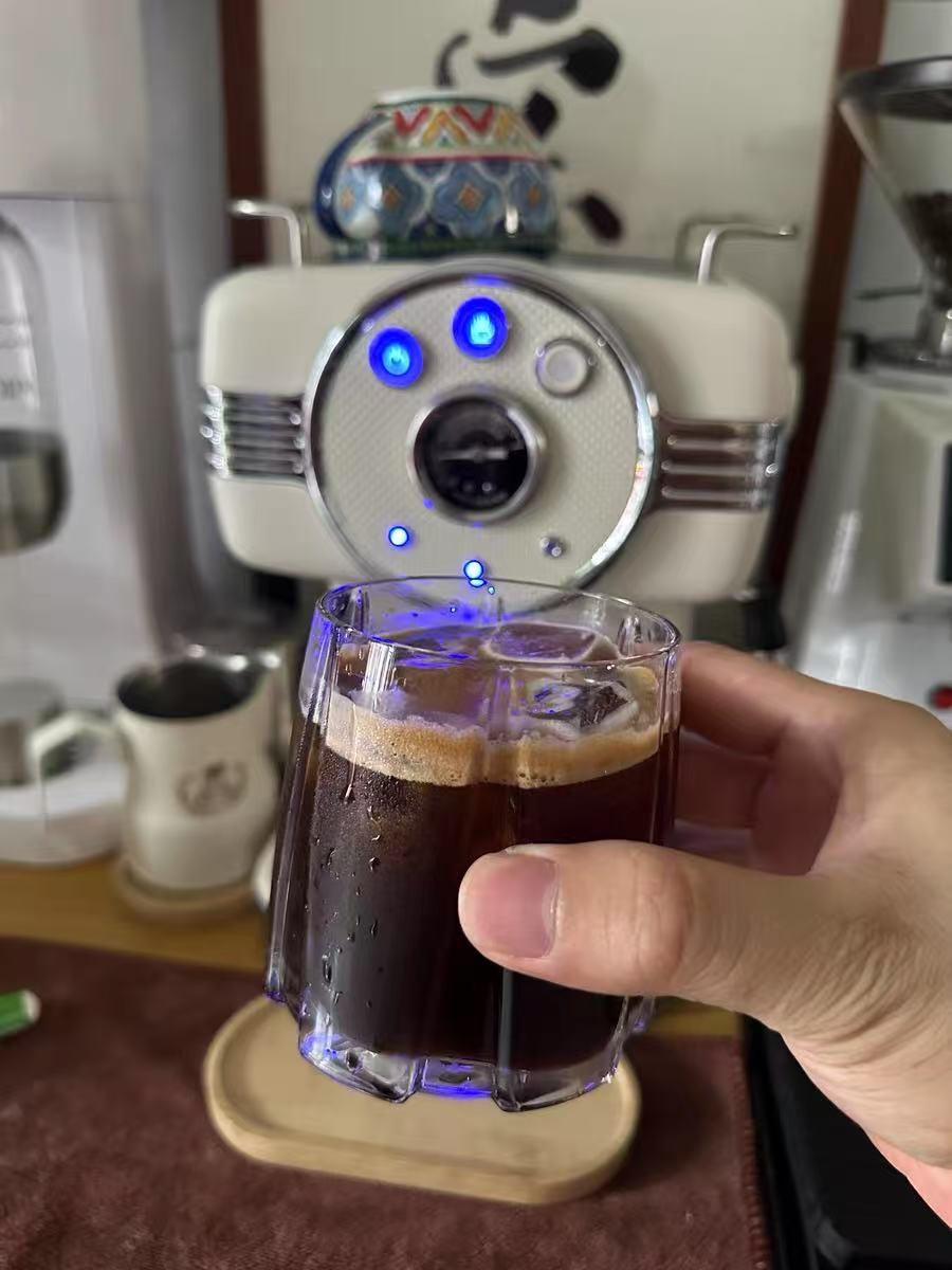 咖啡机体积小巧实用性强家中必备的一款！