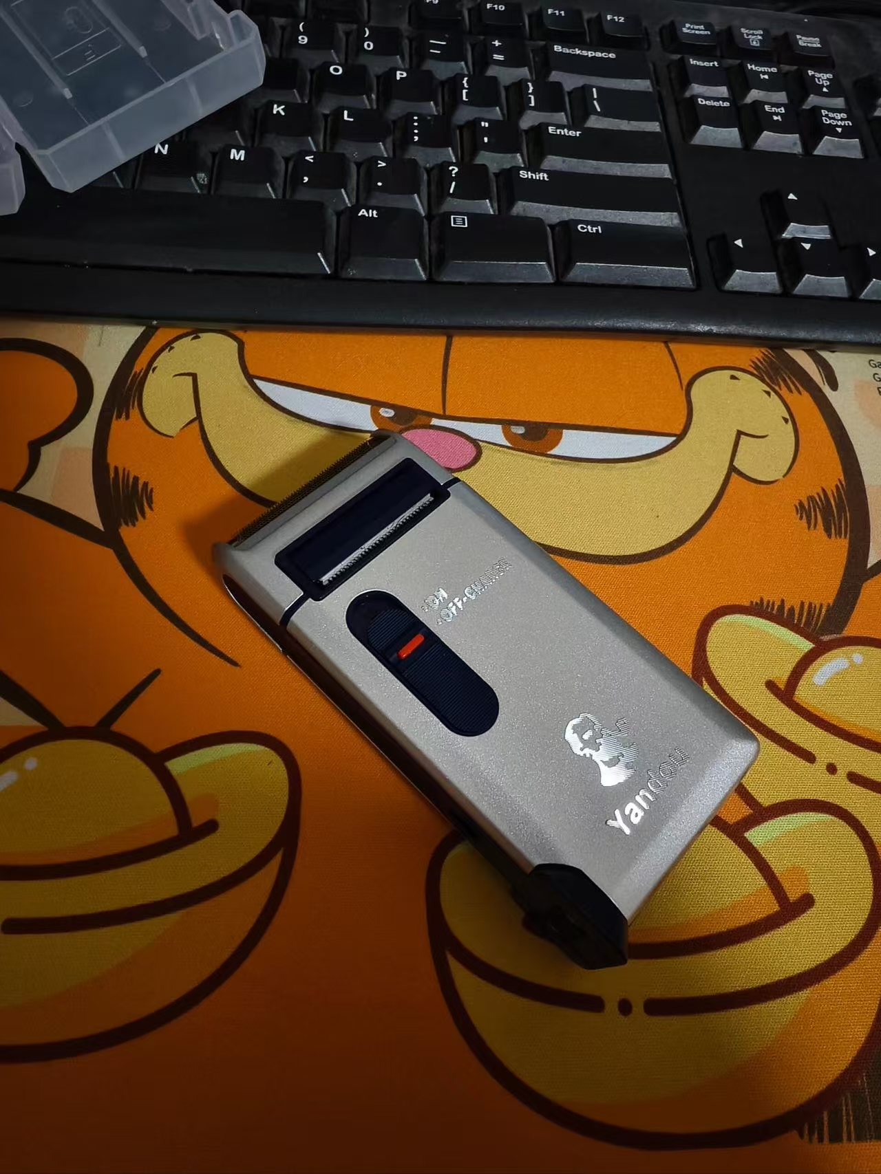 银白色剃须刀🪒男士必备