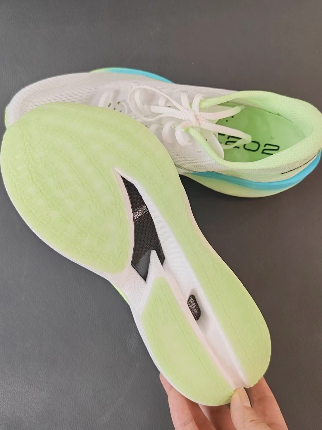 很清新的一款鞋子配色