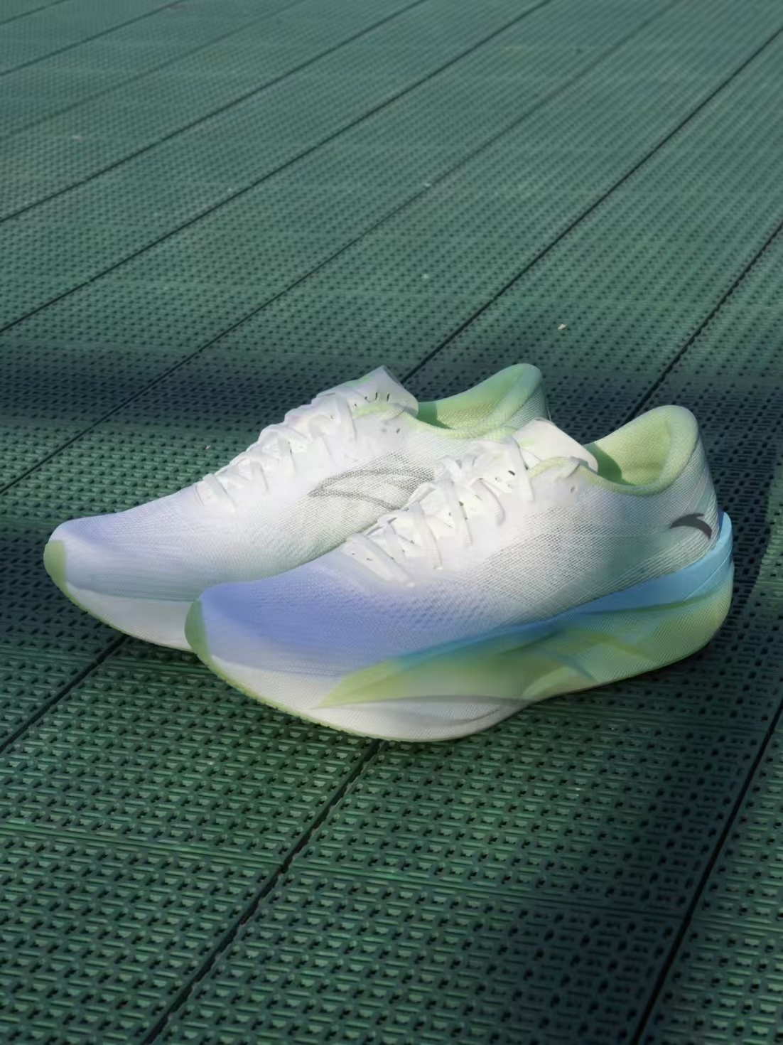 一双好驾驭的全掌碳板鞋