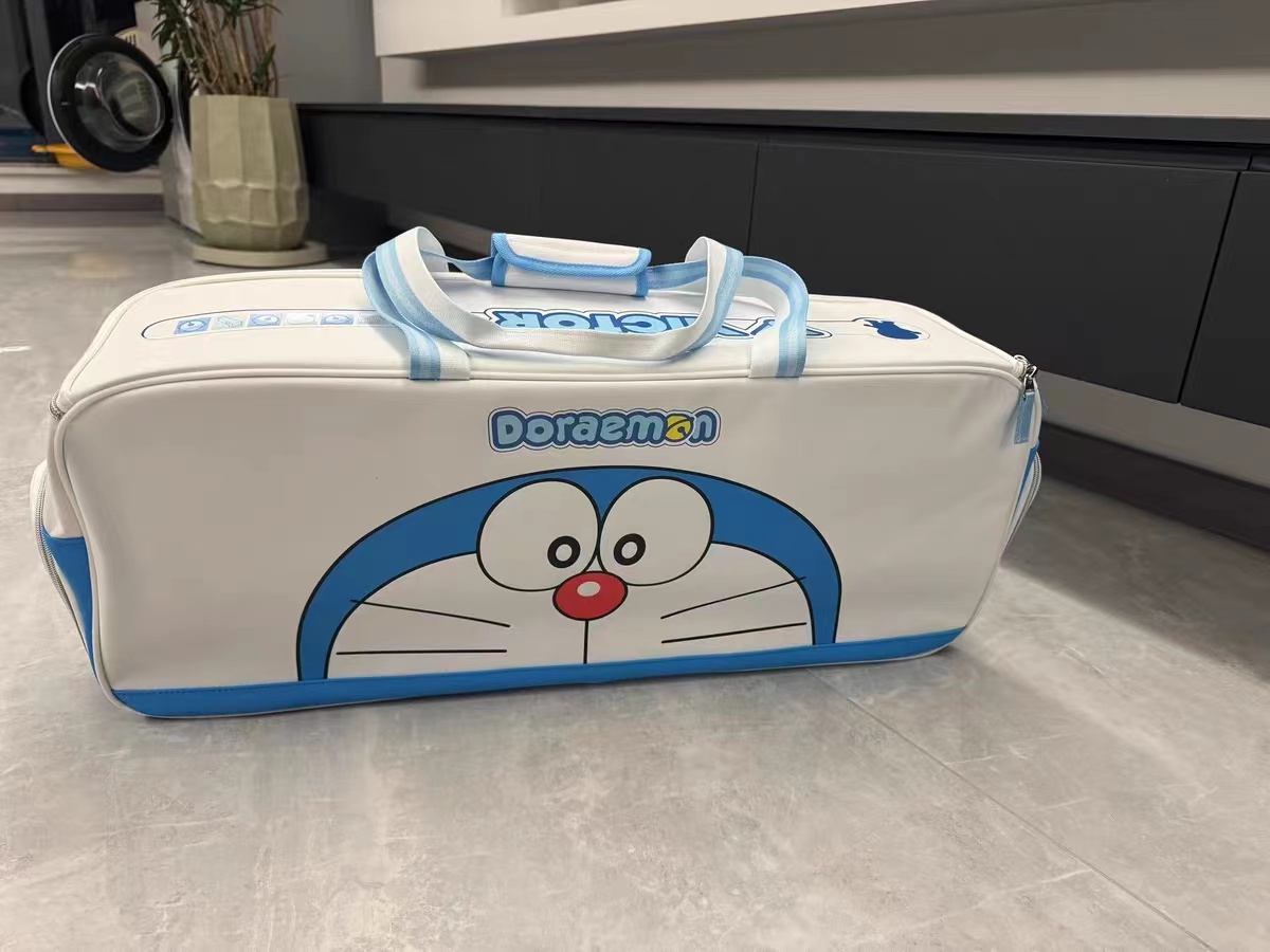 哆啦A梦联名款的矩形包真的巨能装还在寻觅一款兼具时尚感与实用性的羽毛球包吗？