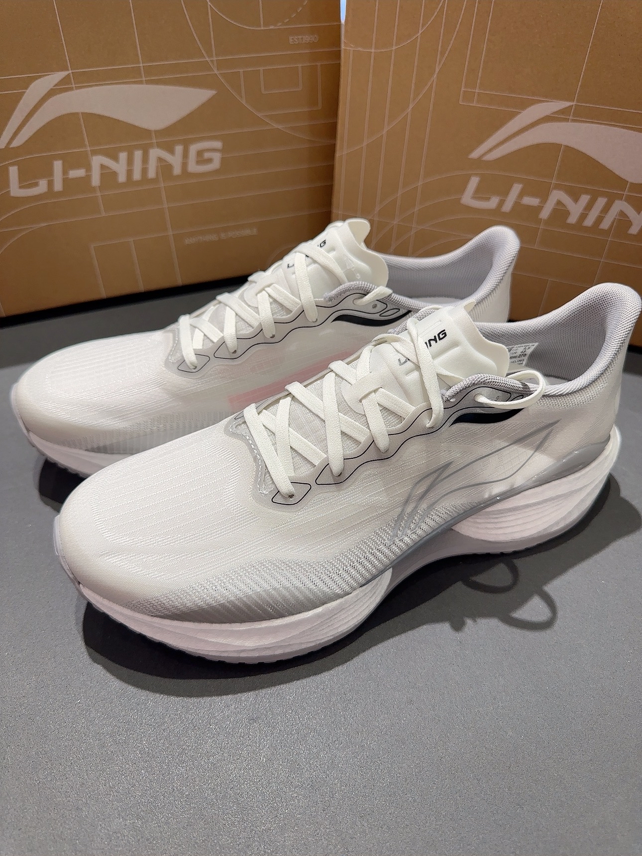 这双鞋到底是谁在穿？原谅我get不到它的点……