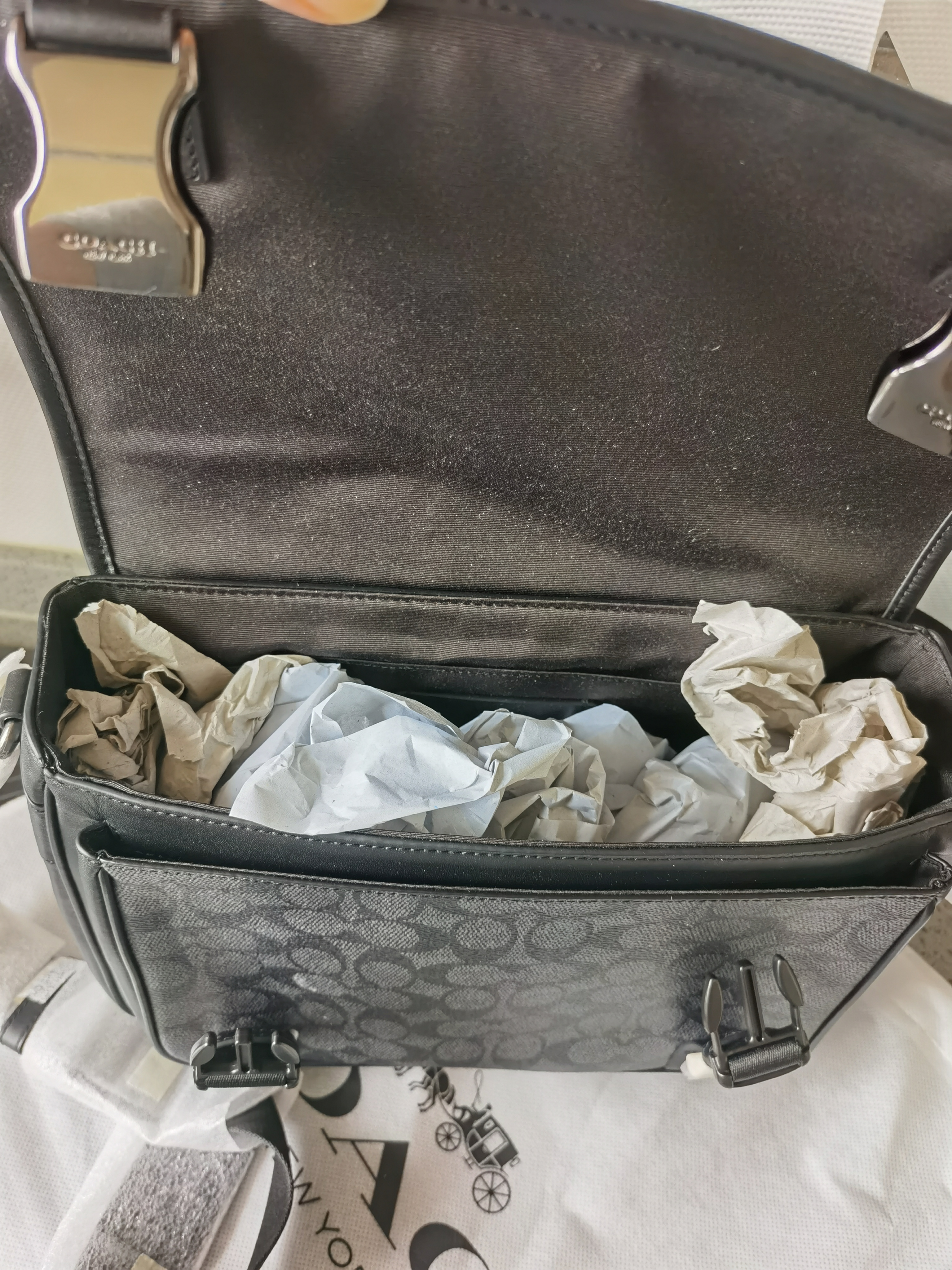 被问爆的 COACH 信使包