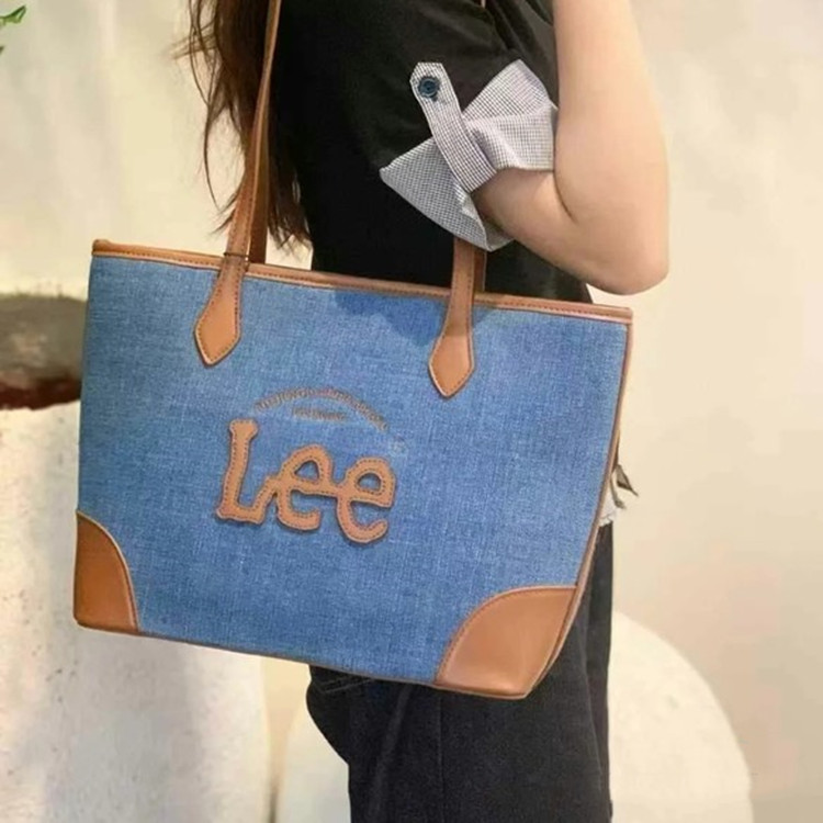 Lee皮拼帆布包包配衣服绝啦!
