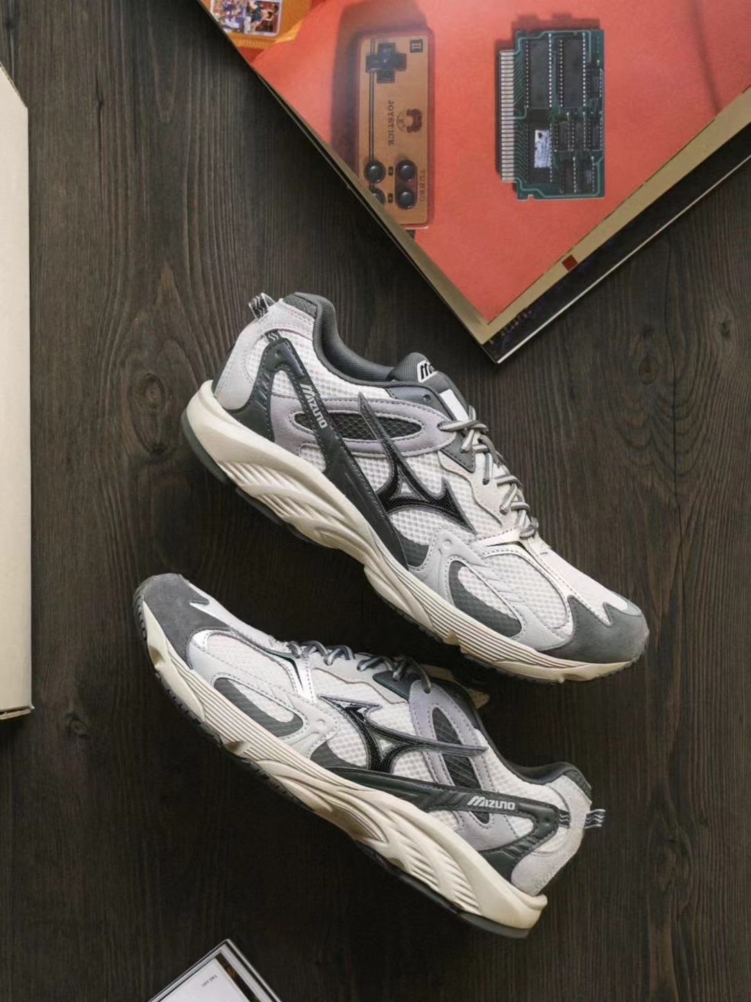 一眼爱住的小众复古跑鞋|Mizuno LG 90S V2