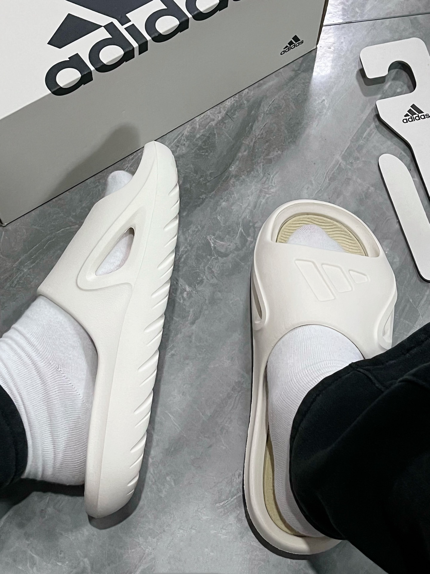 奶油色adidas🤍！一双拖鞋开启这个夏天～
