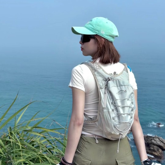 帅气的户外徒步登山水带包