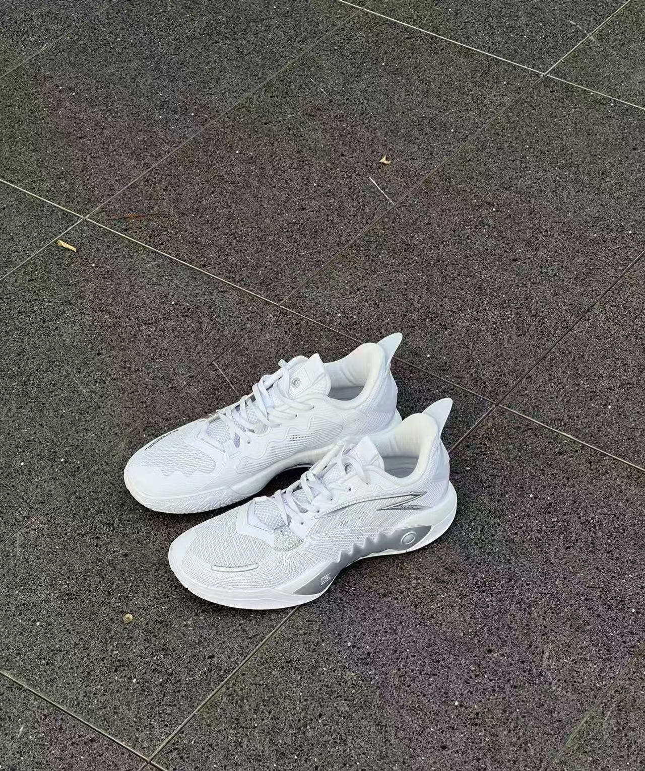 高颜值篮球鞋一双水灵灵的水晶篮球鞋