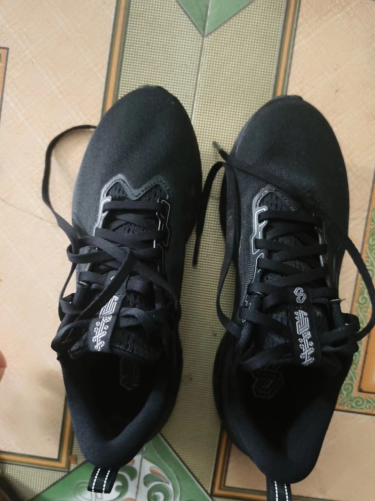 选来选去，还是黑色的最百搭啊