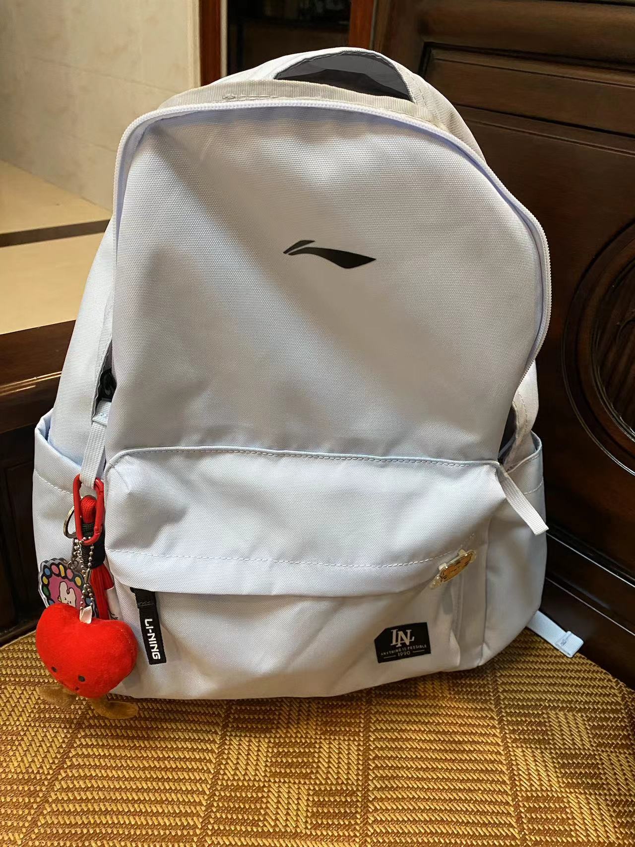 本女大学生表示🎒对这个双肩包很🈵意❗️