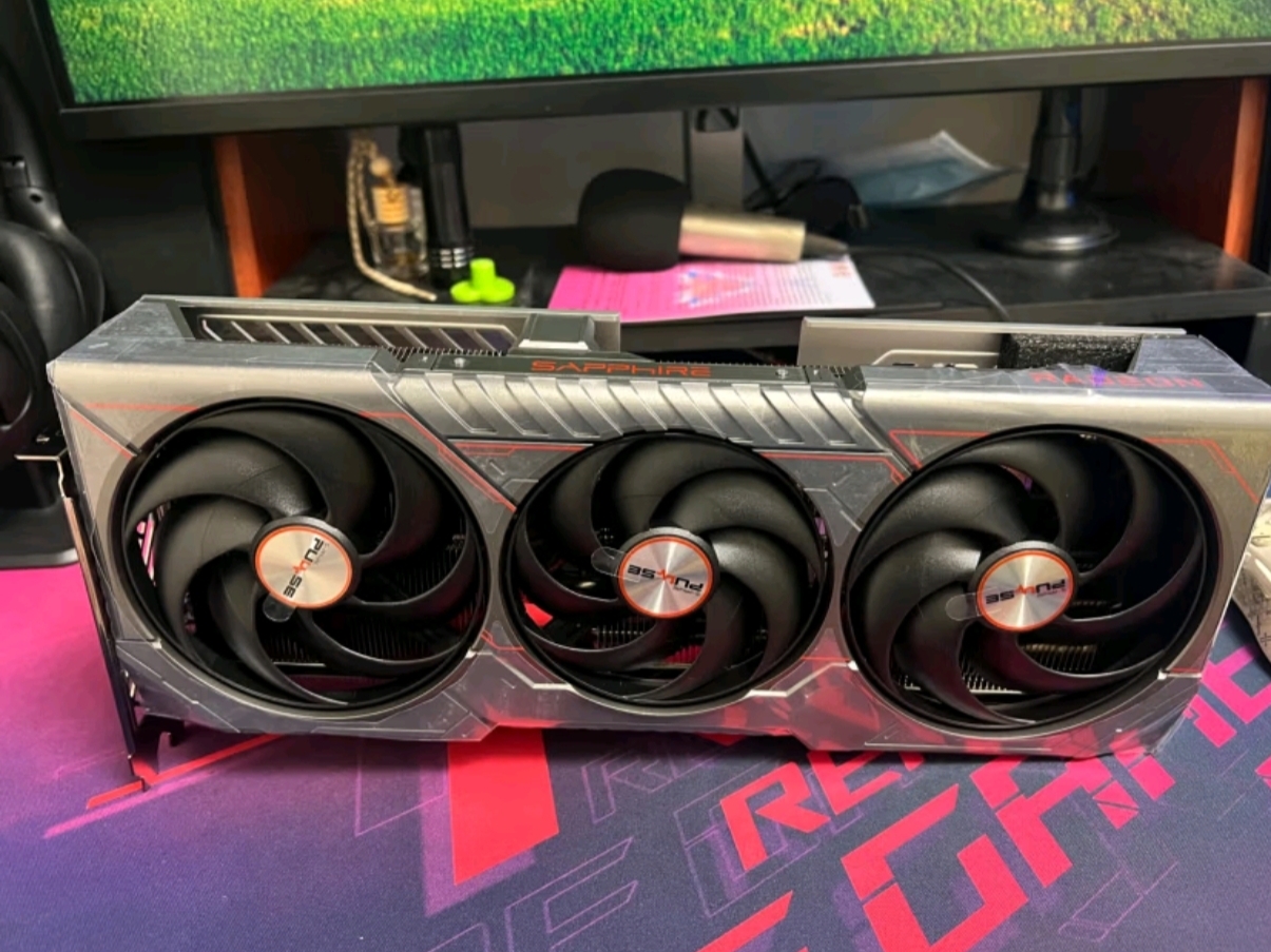 蓝宝石RX9070XT脉冲白金版：游戏宅的终极快乐卡！