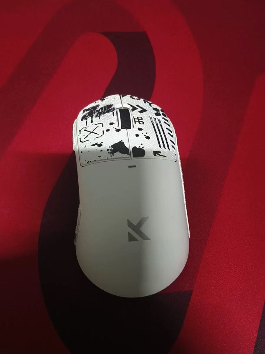 一款中大手轻量化电竞鼠标